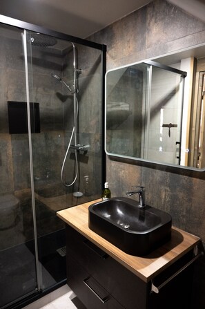 Douche, sèche-cheveux, serviettes fournies, savon