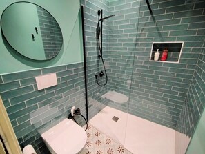 Bathtub, jetted bath, hair dryer, towels - Sonnino Suite jacuzzi apartment (bari)