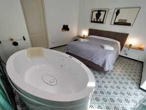1 chambre, fer et planche à repasser, lit de bébé portatif