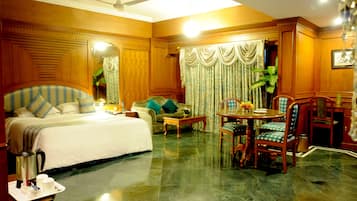 Executive Suite | Minibar, in-room safe, desk, soundproofing