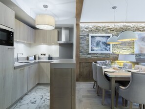 Refrigerador, microondas, horno, placa de cocina