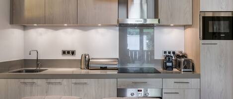 Kühlschrank, Mikrowelle, Ofen, Herdplatte