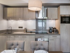 Fridge, microwave, oven, stovetop - Modern Courchevel apartment with WIFI and parking (Courchevel 1550)