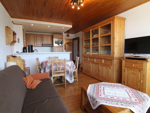 TV - Cozy Studio for 5 - Near Slopes, South-Facing Balcony, Ski Locker - Alpe d'Huez (Huez)