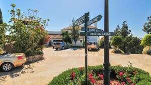 A signpost with directions to various establishments including a bar, restaurant, and driving range. - Stella Maris - Paseo Maritimo, Fuengirola, Andalucía (Fuengirola)