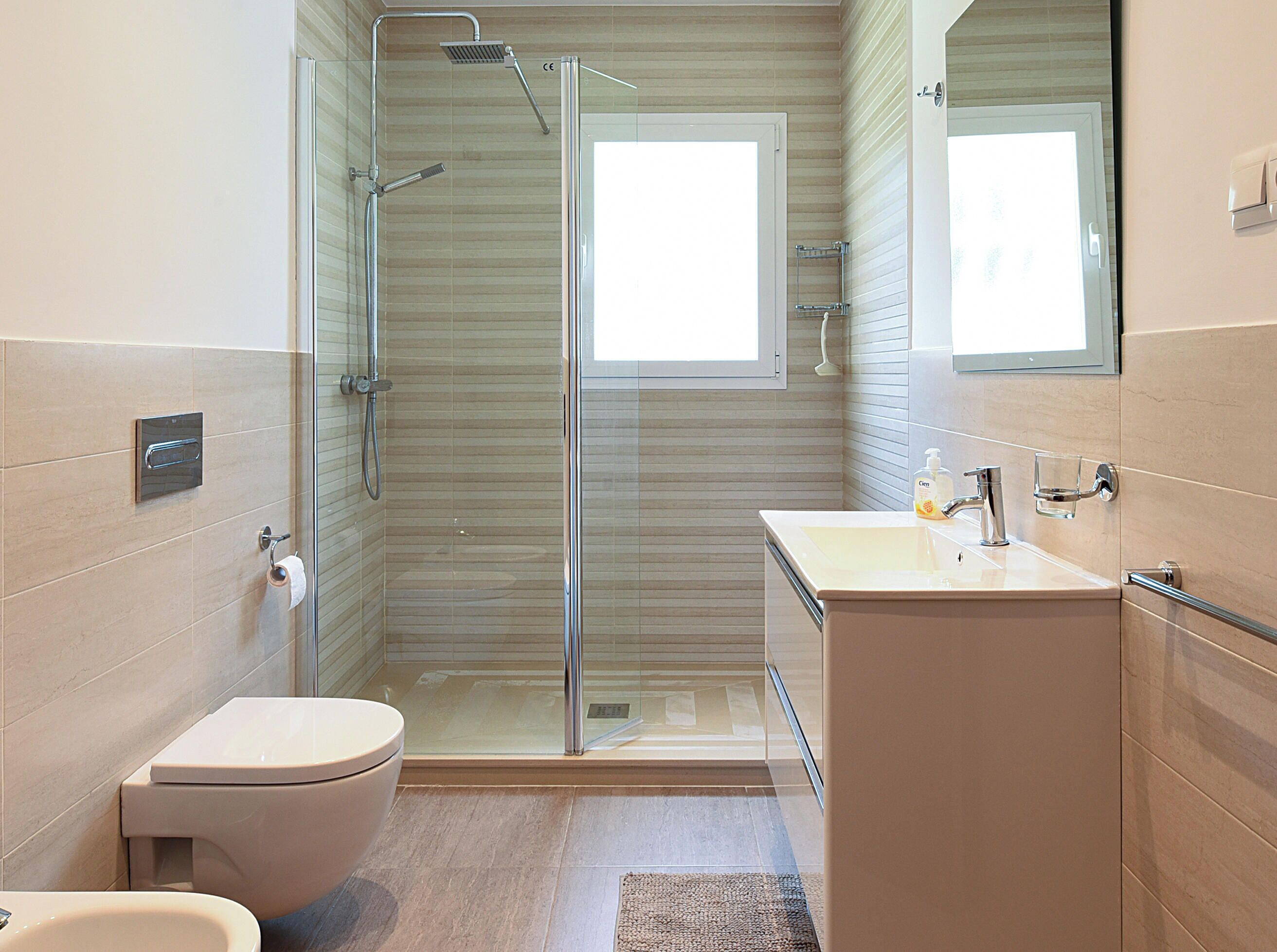Een douche, een haardroger, een bidet, handdoeken
