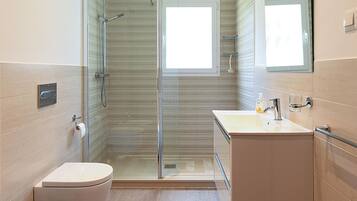 Een douche, een haardroger, een bidet, handdoeken