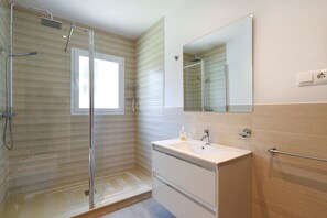 Een douche, een haardroger, een bidet, handdoeken