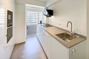 Réfrigérateur, four à micro-ondes, un four, surface de cuisson