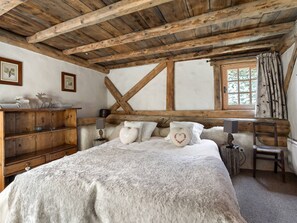 6 bedrooms, free WiFi, bed sheets - Authentic chalet with jacuzzi, sauna and parking for 12 people (Méribel)