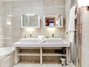 A modern bathroom with two sinks, a mirror, and a towel rack. - 4-room apartment near slopes with parking and wifi (Courchevel 1550)