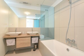 Badewanne, Haartrockner, Handtücher