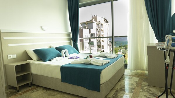 Departamento, 1 habitación, vista al mar | Sábanas de algodón egipcio, ropa de cama de alta calidad y escritorio