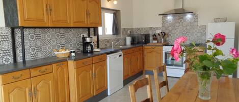 Réfrigérateur, micro-ondes, lave-vaisselle, congélateur