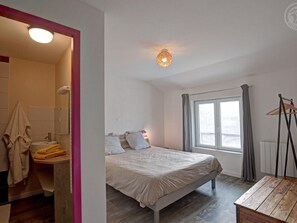 Unclassified image, 4 of 25, button