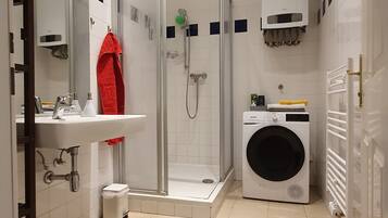 Een douche, een haardroger, handdoeken, zeep