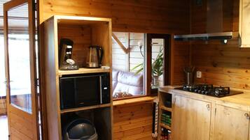 Een koelkast, een magnetron, een oven, een koffiezetapparaat/waterkoker