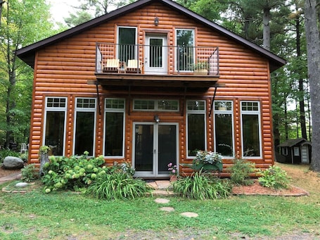 外観. Little Wooded Retreat with breakfast and spa!