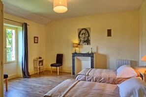 2 عدّة غرف نوم وواي فاي مجانًا وملاءات أسرّة