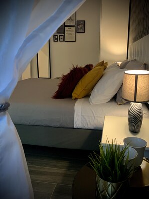 Minibar, in-room safe, individually decorated, individually furnished - 4VaticanRooms (Rome)