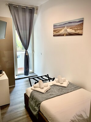 Minibar, in-room safe, individually decorated, individually furnished - 4VaticanRooms (Rome)