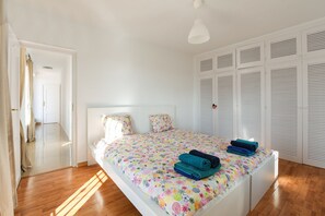 4 makuuhuonetta, silitysrauta/-lauta, ilmainen Wi-Fi, vuodevaatteet