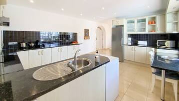 Een koelkast, een microgolfoven, een oven, een kookplaat