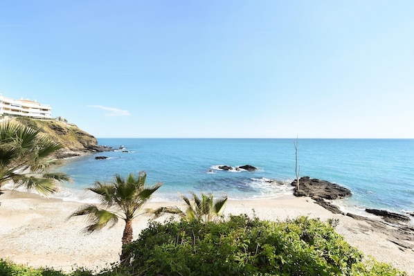 Una spiaggia nelle vicinanze