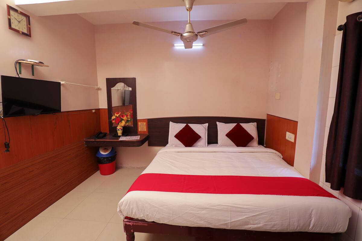Standard Room | Peti besi dalam bilik, meja, ruang kerja komputer riba 