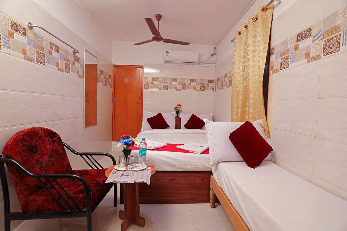 Premium Room | Peti besi dalam bilik, meja, ruang kerja komputer riba 