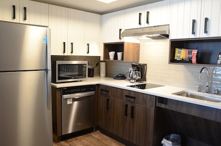 Studio, 1 Queen Bed, Accessible, Kitchen (Mobility, Accessible Tub) | Desk, free cribs/infant beds, free WiFi, bed sheets