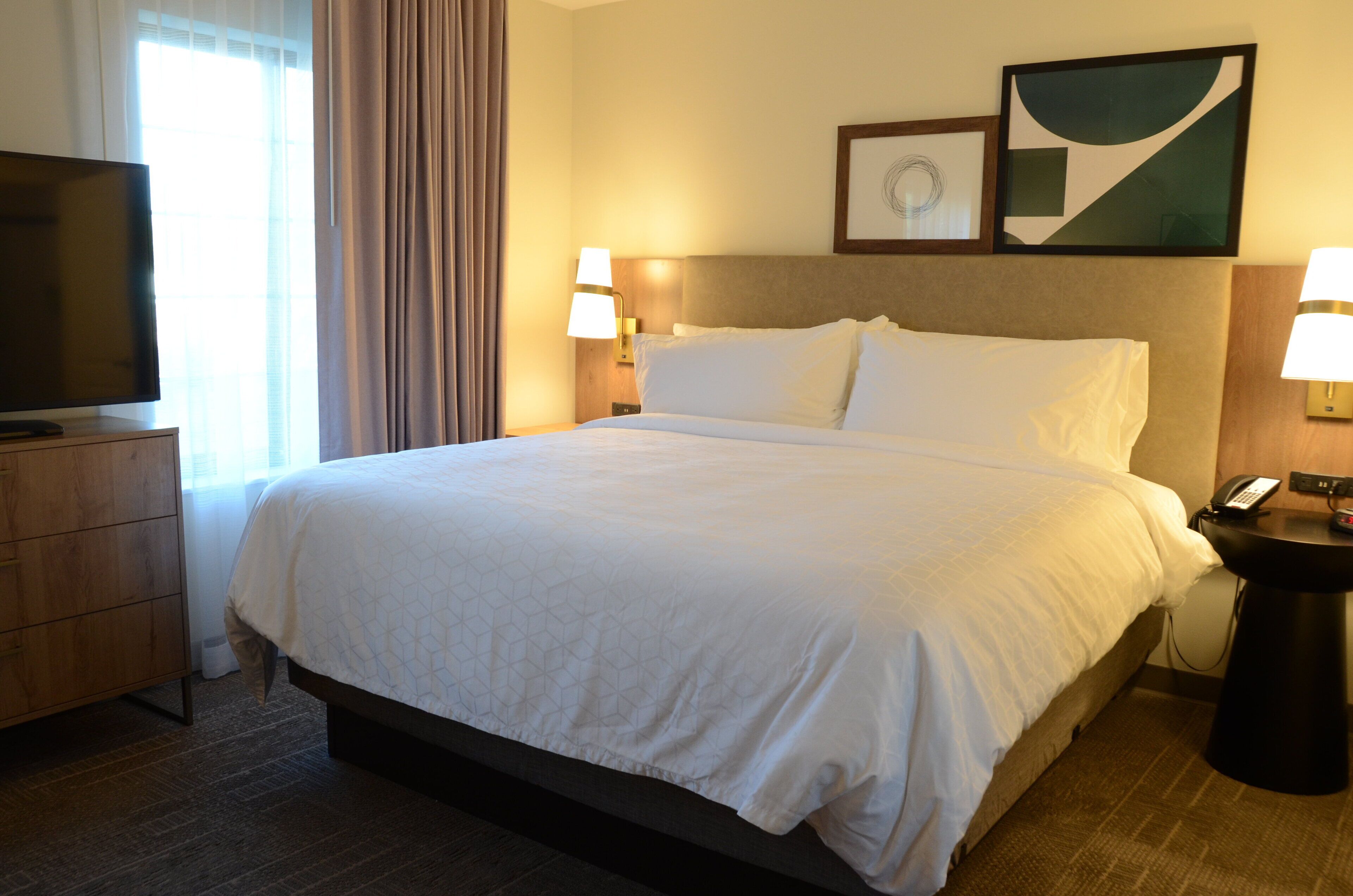 Escritorio, cunas gratuitas, wifi gratis y ropa de cama 