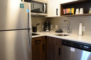 Studio Suite, 1 King Bed, Kitchen (Walk-In Shower) | Desk, free cots/infant beds, free WiFi, bed sheets - Staybridge Suites Nashville SE - Murfreesboro by IHG (Murfreesboro)
