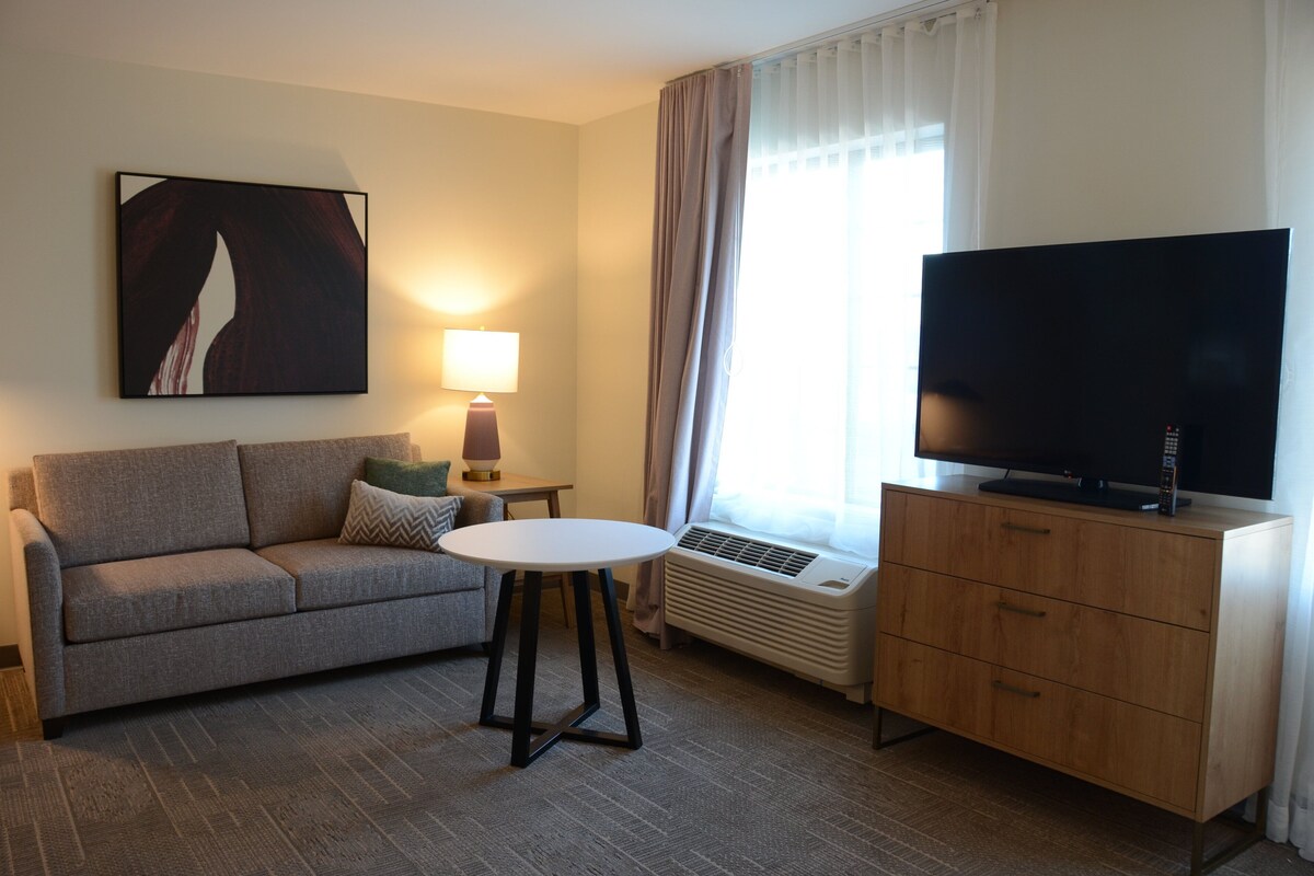 Escritorio, cunas gratuitas, wifi gratis y ropa de cama