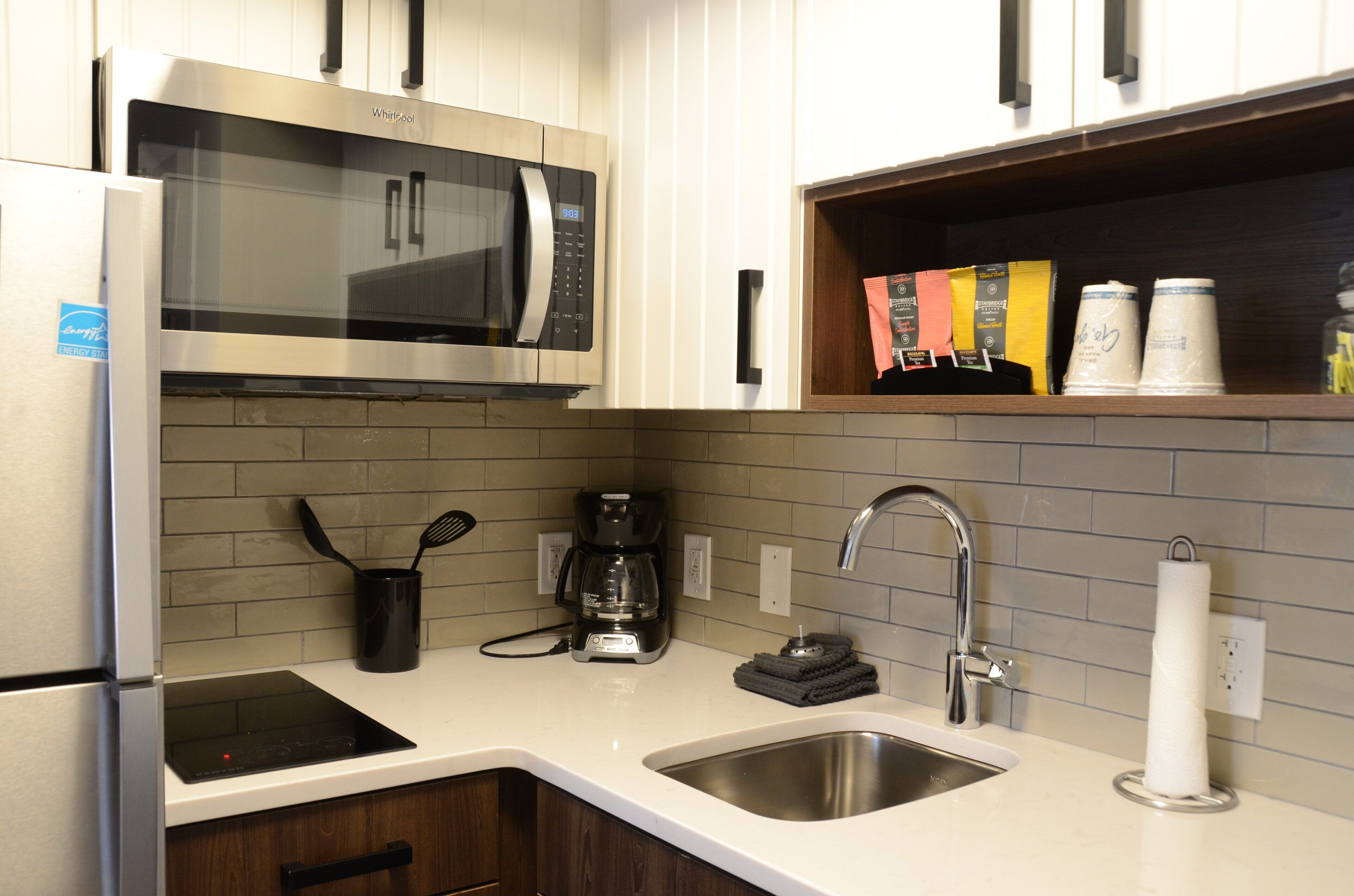 Studio Suite, 1 King Bed, Kitchen (Walk-In Shower) | Desk, cribs (free), WiFi (free), bed sheets