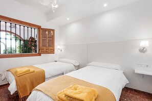 5 bedrooms, iron/ironing board, free WiFi, bed sheets