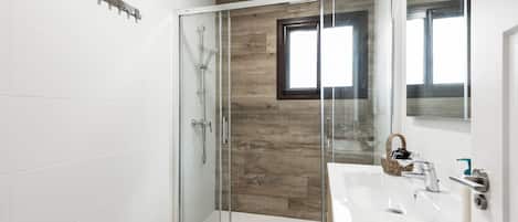 Douche, séchoir à cheveux, serviettes fournies