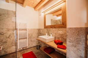 Dusche, Haartrockner, Handtücher