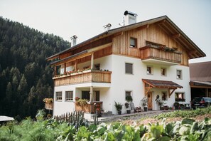 Exterior - Holiday Apartment “Lahnbach Großkarneid” in Beautiful Scenery with Mountain View (Lüsen)