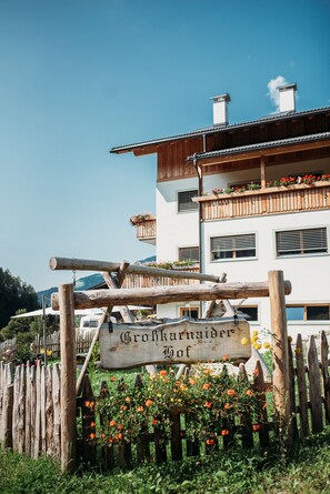 Property grounds - Holiday Apartment “Lahnbach Großkarneid” in Beautiful Scenery with Mountain View (Lüsen)