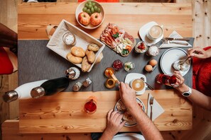 Dining - Holiday Apartment “Lahnbach Großkarneid” in Beautiful Scenery with Mountain View (Lüsen)
