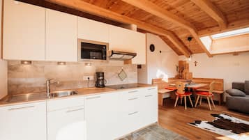 Frigorifero, microonde, forno, piano cottura