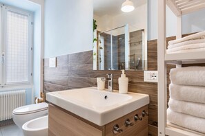 Regadera, amenidades de baño gratuitas, secadora de cabello, toallas 