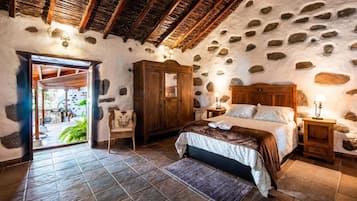 3 bedrooms, travel crib, free WiFi, bed sheets