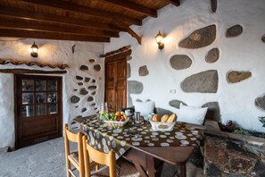 تناول الطعام بالخارج