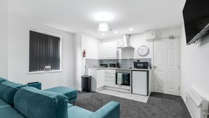 Comfort Apartment, Ensuite (Lazur Suite) | Lounge - Central Apartments by Sasco (Blackpool)