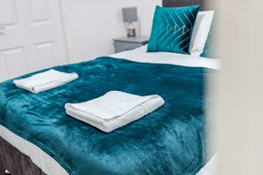 Comfort Apartment, Ensuite (Lazur Suite) | Interior - Central Apartments by Sasco (Blackpool)