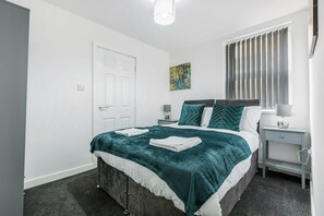 Comfort Apartment, Ensuite (Lazur Suite) | Interior - Central Apartments by Sasco (Blackpool)