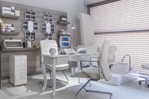 Nail salon - Royalty Hotel Athens (Athens)
