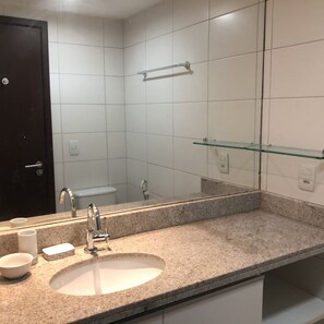 Shower, towels, toilet paper - Beach Class International (Recife)